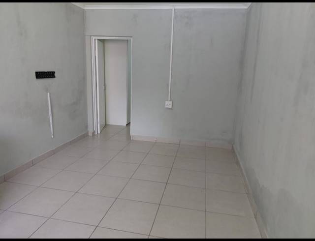 1 BEDROOM PROPERTY TO RENT IN LOMBARDY EAST